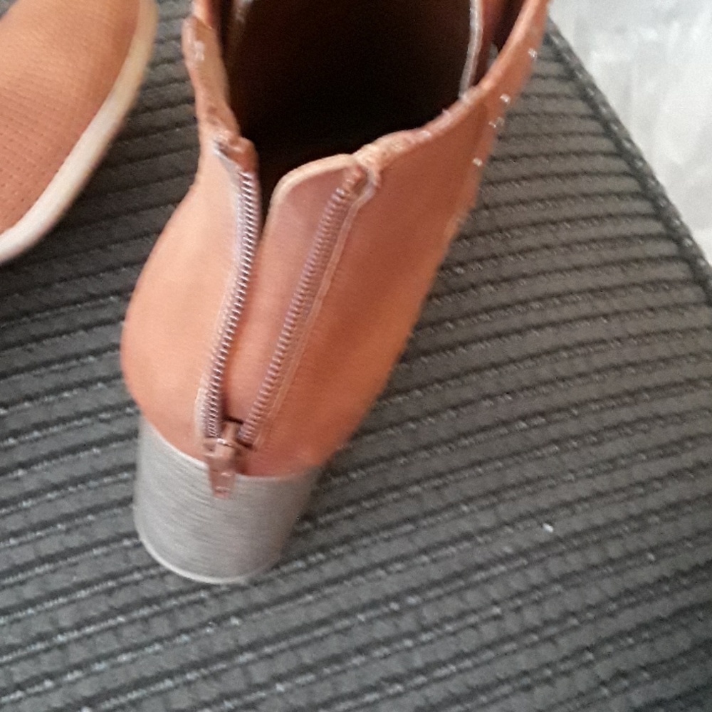 Boots - Picture 3 of 6